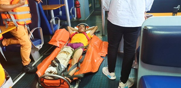 Cứu kịp thời thuyền viên Trung Quốc bị gãy chân do tai nạn trên biển - Anh 1