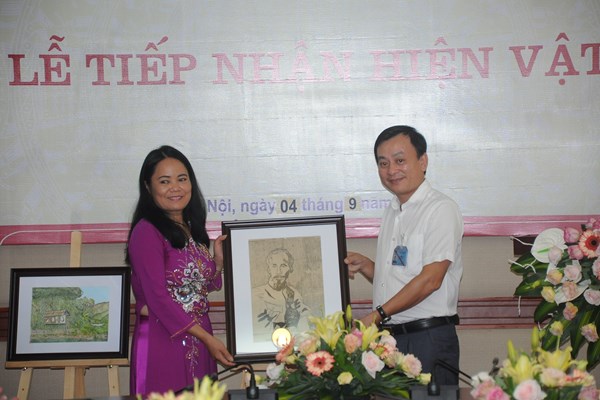 Tiếp nhận tranh cổ động chân dung Chủ tịch Hồ Chí Minh bằng giấy dó - Anh 1