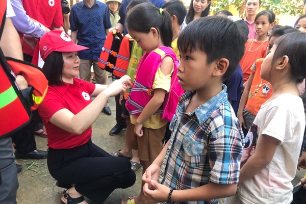 Hội Chữ thập đỏ Việt Nam hỗ trợ người dân miền Trung bị thiệt hại bởi mưa lũ - Anh 2