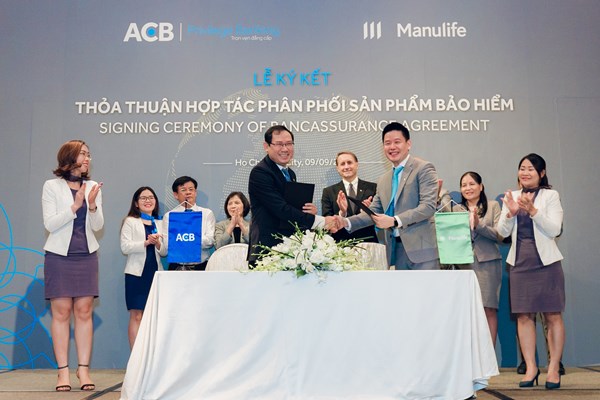 Manulife Việt Nam mở rộng hợp tác phân phối bảo hiểm qua ngân hàng ACB - Anh 1