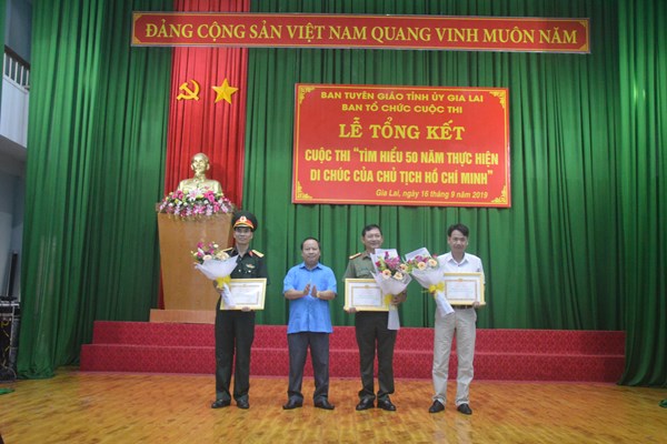Trao giải Cuộc thi “Tìm hiểu 50 năm thực hiện Di chúc của Chủ tịch Hồ Chí Minh” - Anh 1