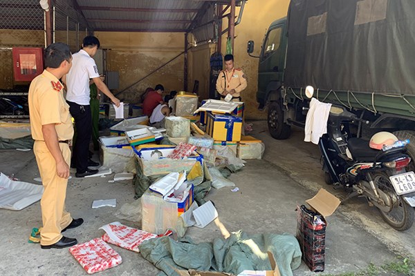 Quảng Ninh: Bắt xe chở hơn 3000 điện thoại và máy tính không giấy tờ - Anh 1