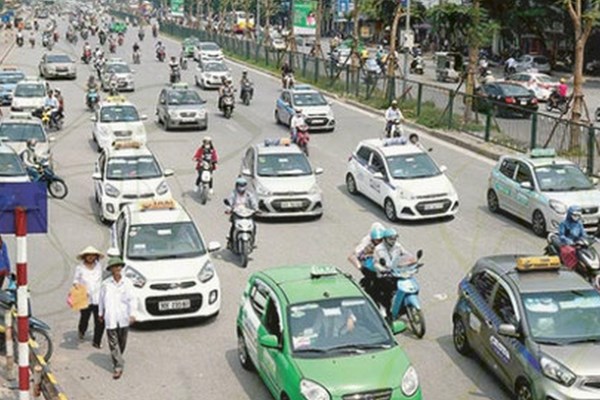Hàng nghìn taxi ngoại tỉnh hoạt động 