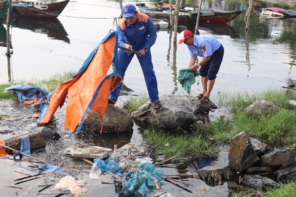 Đà Nẵng: Hơn 2.000 người hưởng ứng chiến dịch Làm cho thế giới sạch hơn - Anh 1
