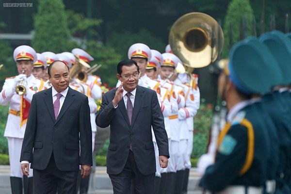 Thủ tướng Vương quốc Campuchia bắt đầu thăm chính thức Việt Nam - Anh 1