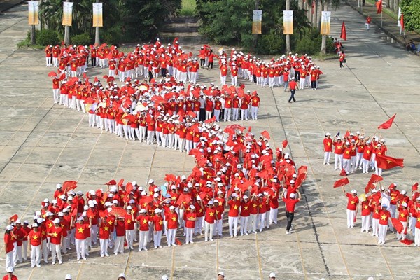 Hơn 1.000 người cao tuổi mặc áo đỏ sao vàng xếp hình Tổ quốc - Anh 2