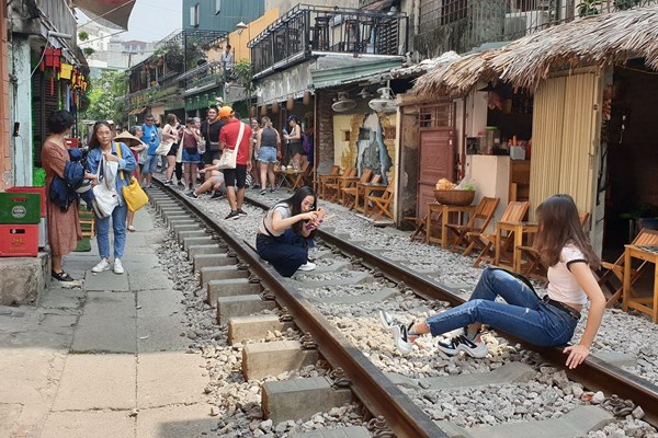 Đề nghị giải tán tụ điểm cà phê đường tàu ở Hà Nội: Đẹp nhưng cũng phải dẹp thôi - Anh 1