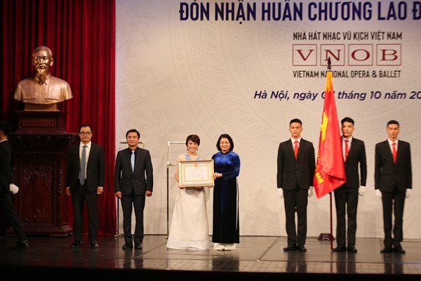 Nhà hát Nhạc vũ kịch Việt Nam đón nhận Huân chương Lao động hạng Nhì - Anh 3