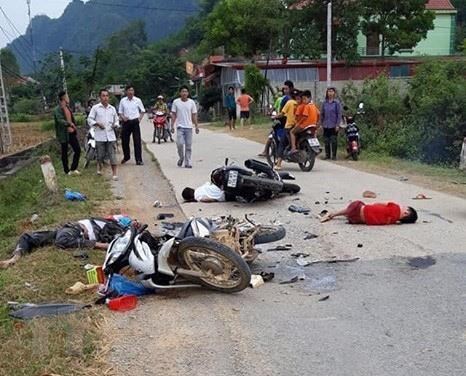 Lạng Sơn: Hai xe máy đâm trực diện khiến 5 người thương vong - Anh 1