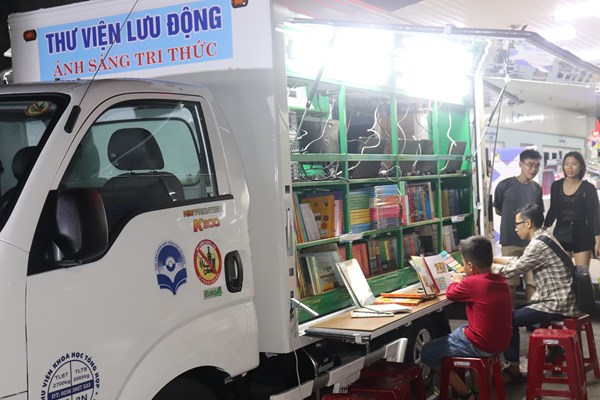Thư viện KHTH Đà Nẵng ra mắt xe ô tô tư viện lưu động - đa phương tiện - Anh 4