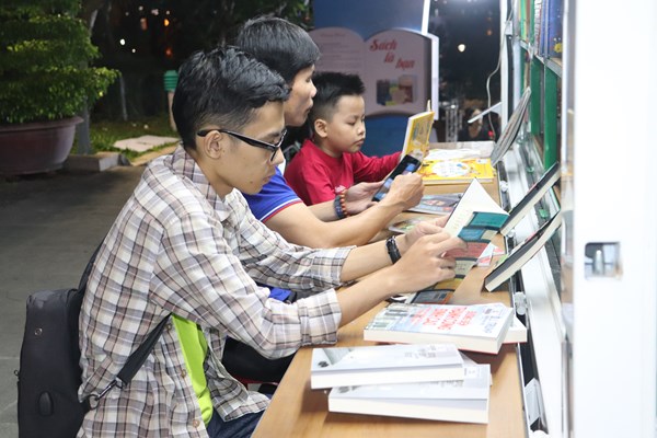 Thư viện KHTH Đà Nẵng ra mắt xe ô tô tư viện lưu động - đa phương tiện - Anh 2