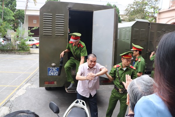 Xét xử sơ thẩm vụ án gian lận điểm thi tại Hà Giang: Nhiều nhân chứng quan trọng không đến tòa - Anh 4