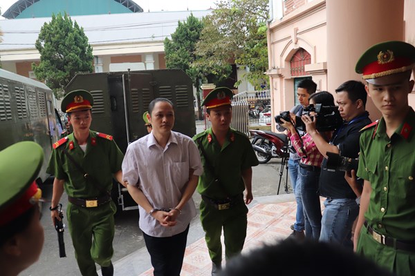 Xét xử sơ thẩm vụ án gian lận điểm thi tại Hà Giang: Nhiều nhân chứng quan trọng không đến tòa - Anh 5