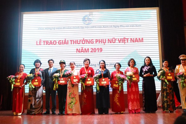 16 tập thể và cá nhân được trao Giải thưởng Phụ nữ Việt Nam - Anh 1