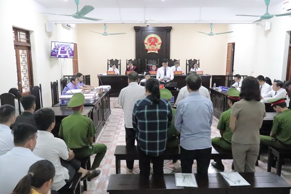 Xét xử vụ án gian lận điểm thi kỳ thi THPT quốc gia 2018 tại Hà Giang: “Con Bí thư đấy,... em biết rồi” - Anh 2