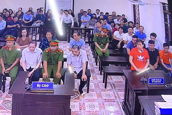 Kéo dài phiên tòa sơ thẩm xét xử vụ gian lận điểm thi tại Hà Giang - Anh 2