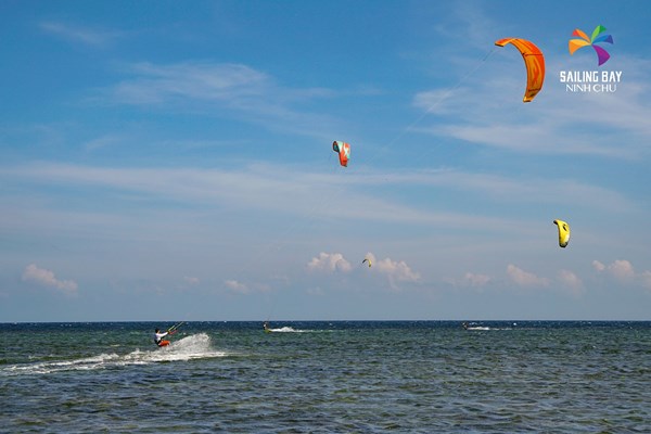 Lướt cùng gió ở bãi biển Ninh Chữ nổi tiếng thế giới - Anh 2