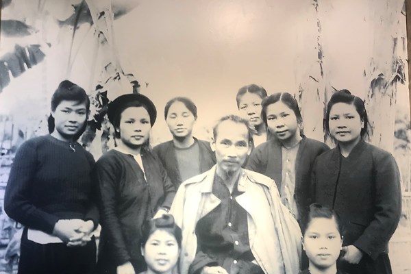“Phụ nữ Việt Nam trong sự nghiệp giải phóng dân tộc”: Đến đây để nhớ thương đồng đội” - Anh 2
