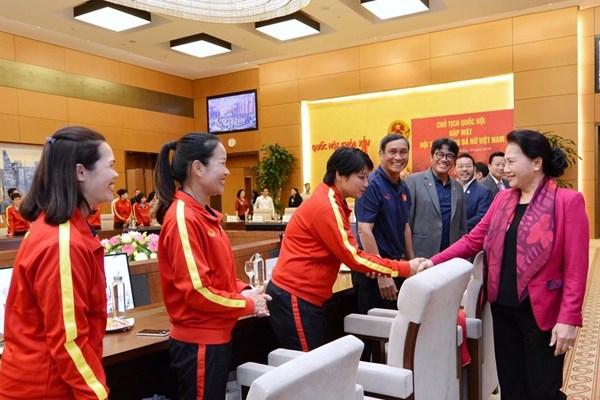Chủ tịch Quốc hội:  Các nữ cầu thủ đã phát huy được phẩm chất của người phụ nữ Việt Nam - Anh 1
