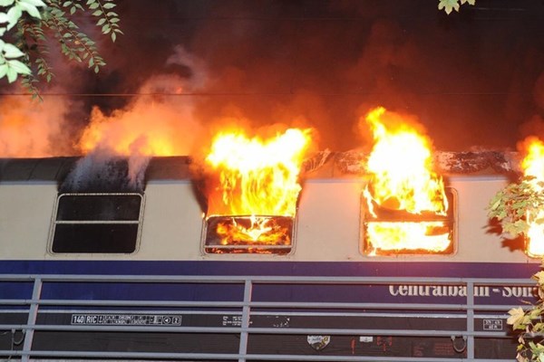 Đức: Cháy tàu điện chở các cổ động viên bóng đá tại thủ đô Berlin - Anh 1