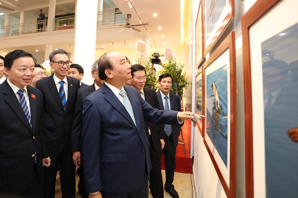 Thủ tướng Nguyễn Xuân Phúc dự khai mạc triển lãm “Khoảnh khắc thiên nhiên” - Anh 2