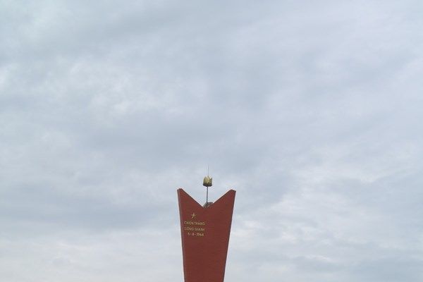 Dựng tượng đài Giao thông vận tải ở cầu Gianh - Anh 1