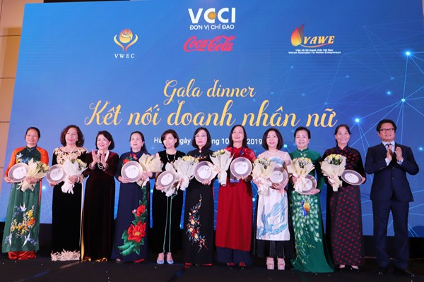 Vinh danh 10 doanh nhân nữ Việt Nam là doanh nhân ASEAN - Anh 1
