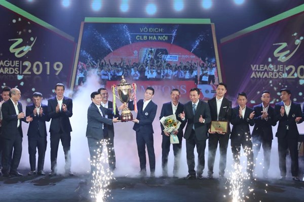 Quang Hải đoạt danh hiệu “Cầu thủ xuất sắc nhất” V.League 2019 - Anh 2