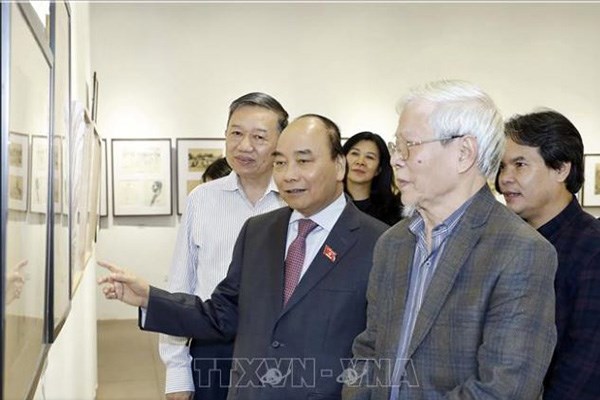 Thủ tướng Nguyễn Xuân Phúc thăm triển lãm của NSND, họa sĩ Ngô Mạnh Lân - Anh 1