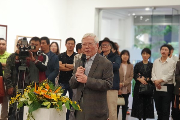 Thủ tướng Nguyễn Xuân Phúc thăm triển lãm của NSND, họa sĩ Ngô Mạnh Lân - Anh 2