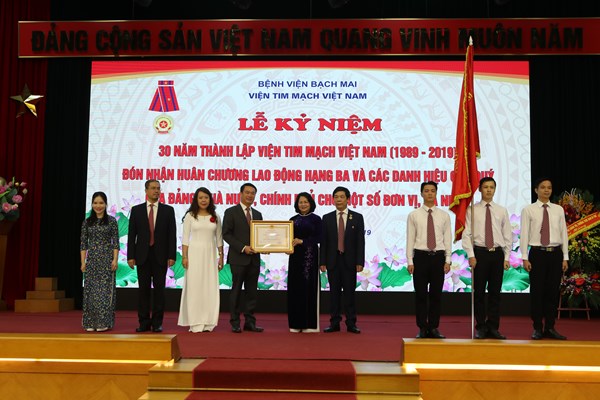 Viện Tim mạch Việt Nam đón nhận Huân chương lao động hạng Ba - Anh 1