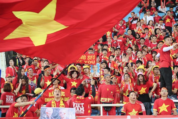 Tiến Linh ghi bàn đẳng cấp, Việt Nam vươn lên đầu bảng - Anh 2