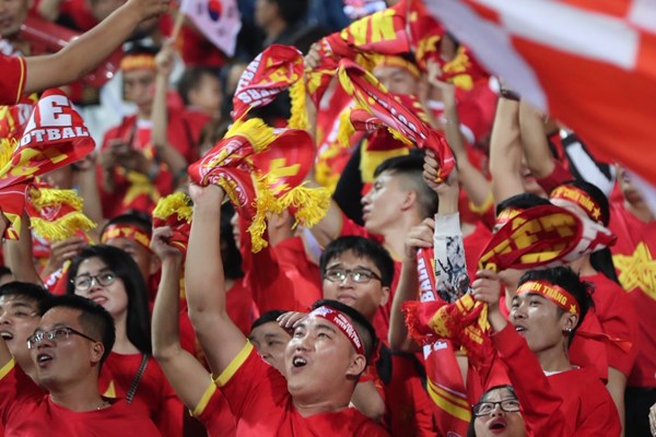 Tiến Linh ghi bàn đẳng cấp, Việt Nam vươn lên đầu bảng - Anh 3