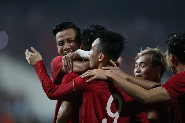 Tiến Linh ghi bàn đẳng cấp, Việt Nam vươn lên đầu bảng - Anh 5