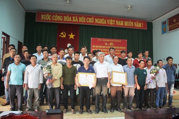 Khen thưởng tàu cá Quảng Ngãi cứu 41 ngư dân Quảng Nam gặp nạn ở Trường Sa - Anh 1