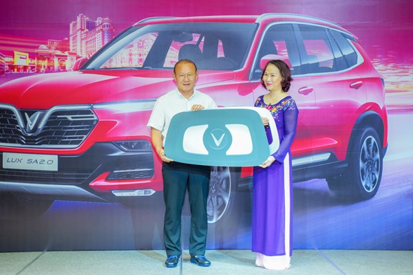 Vinfast tặng xe Lux SA2.0 phiên bản cao cấp cho HLV Park Hang-seo - Anh 1