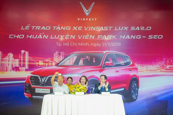 Vinfast tặng xe Lux SA2.0 phiên bản cao cấp cho HLV Park Hang-seo - Anh 3