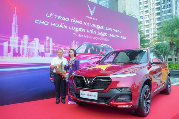 Vinfast tặng xe Lux SA2.0 phiên bản cao cấp cho HLV Park Hang-seo - Anh 4