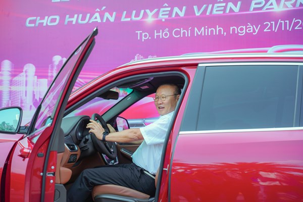 Vinfast tặng xe Lux SA2.0 phiên bản cao cấp cho HLV Park Hang-seo - Anh 5
