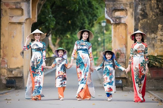 Sao chép hay giao thoa văn hóa qua  biểu tượng áo dài Việt? - Anh 4