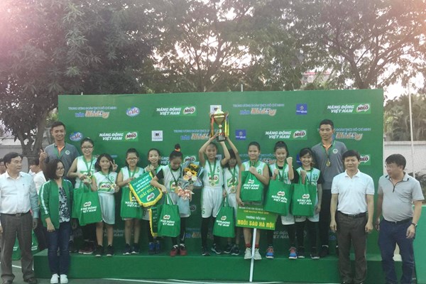 2 đội đoạt ngôi vô địch tại Giải Bóng rổ học sinh Tiểu học Hà Nội - Anh 1