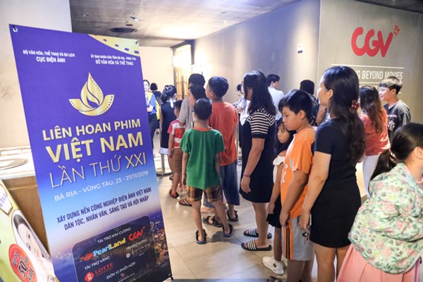 Khán giả Vũng Tàu xếp hàng dài xem phim ở tuần liên hoan phim Việt Nam lần thứ XXI - Anh 1
