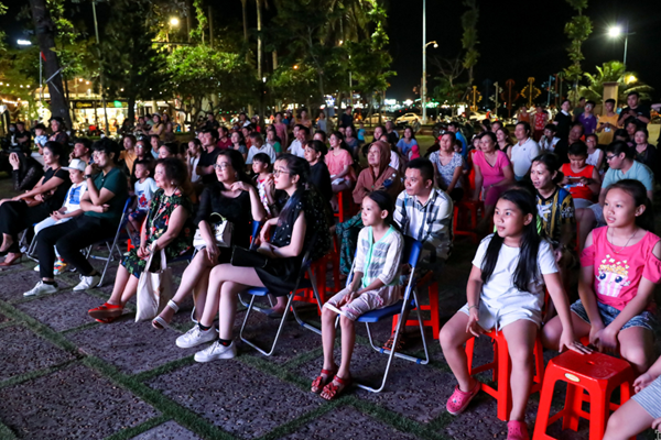 Khán giả Vũng Tàu xếp hàng dài xem phim ở tuần liên hoan phim Việt Nam lần thứ XXI - Anh 11
