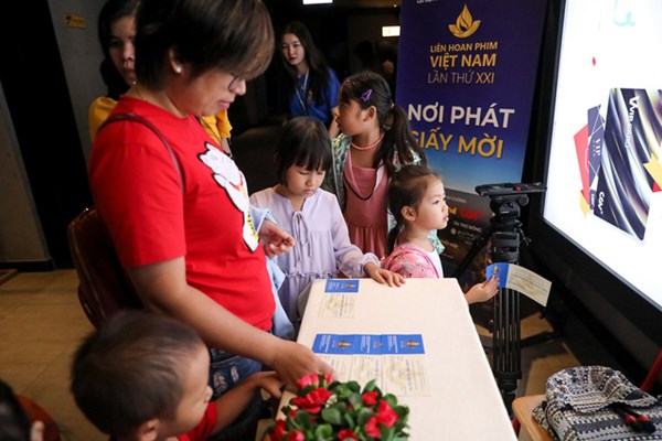 Khán giả Vũng Tàu xếp hàng dài xem phim ở tuần liên hoan phim Việt Nam lần thứ XXI - Anh 2