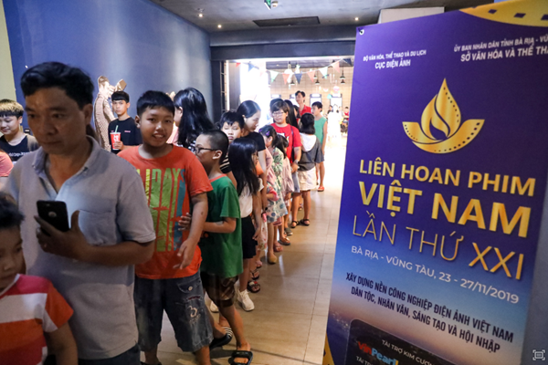 Khán giả Vũng Tàu xếp hàng dài xem phim ở tuần liên hoan phim Việt Nam lần thứ XXI - Anh 4