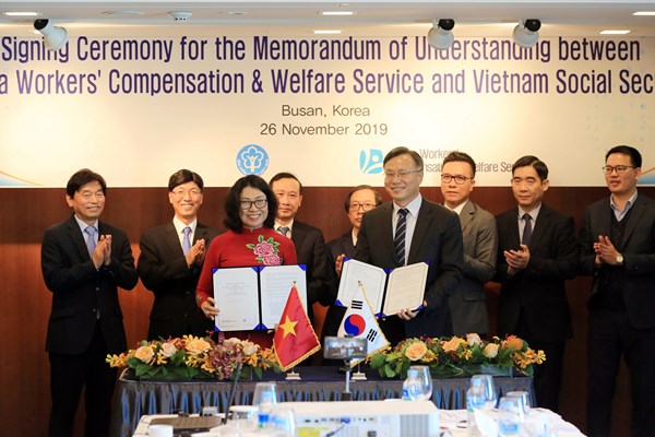 BHXH Việt Nam ký ghi nhớ hợp với Cơ quan Phúc lợi và đền bù cho người lao động Hàn Quốc - Anh 1
