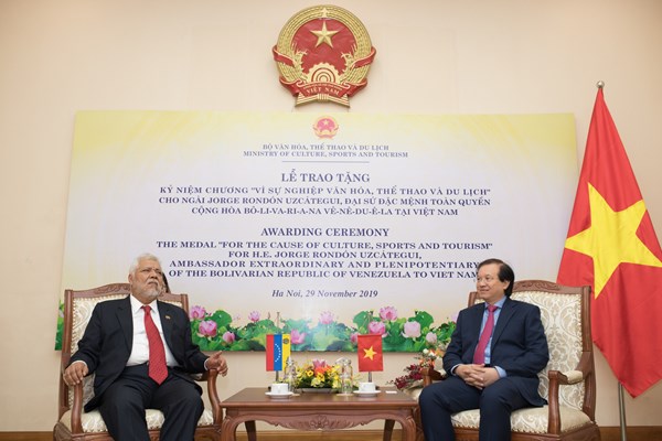 Bộ VHTTDL: Trao tặng Kỷ niệm chương cho Đại sứ Venezuela tại Việt Nam - Anh 1