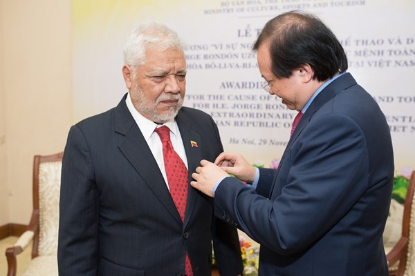 Bộ VHTTDL: Trao tặng Kỷ niệm chương cho Đại sứ Venezuela tại Việt Nam - Anh 2