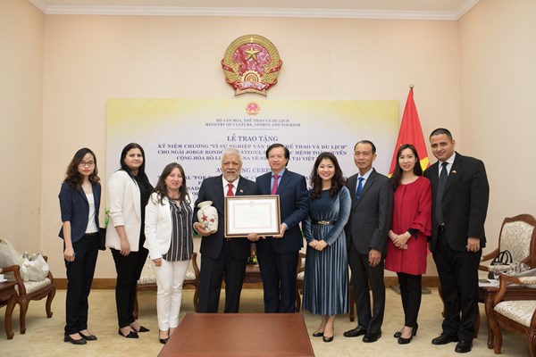 Bộ VHTTDL: Trao tặng Kỷ niệm chương cho Đại sứ Venezuela tại Việt Nam - Anh 3
