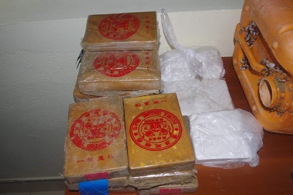 Quảng Nam: Người dân giao nộp thêm 1 bánh heroin dạt vào bãi biển - Anh 1